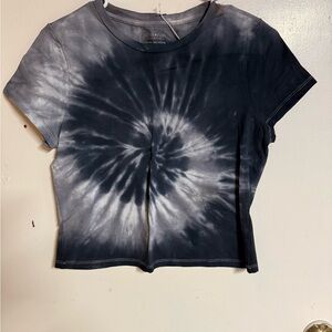 Chic Spiral Tie-Dye Crop Top in Black and Gray